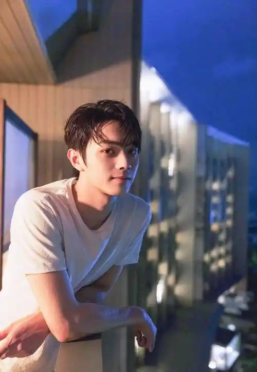 原创许凯白色t恤写真曝光干净清爽颜值逆天每一个角度都超帅