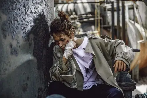 朱正廷战损妆时尚大片发布 酷飒有型展荷尔蒙爆表