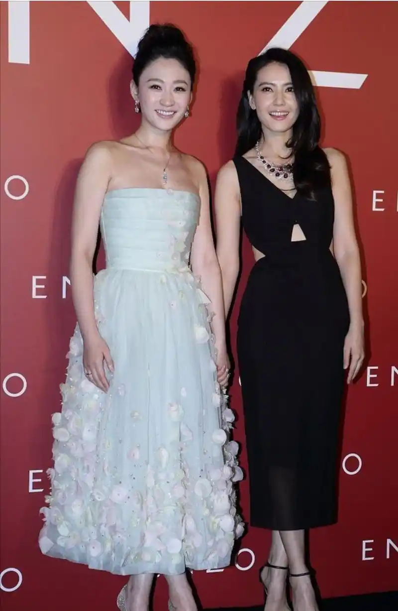 李小冉与高圆圆同台比美,白色抹胸长裙更胜一筹,展现完美身段