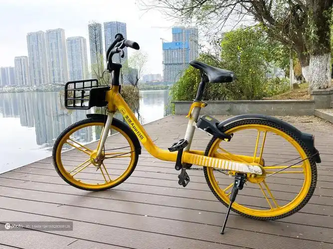独家:资料图:路边停放的美团共享自行车,美团共享单车 - ic_photo