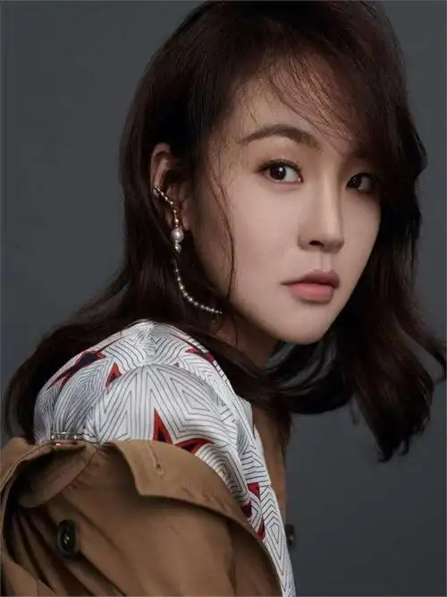 张佳宁是一名女演员,她在娱乐业展现了独立自信的女性魅力.