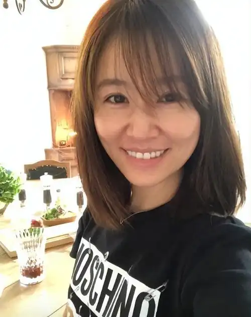 林心如晒素颜自拍照,皮肤暗黄不再少女,霍建华罕出镜撞脸赵本山