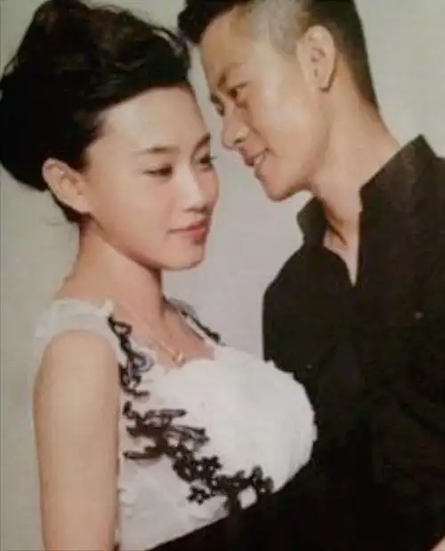 著名演员李健凭孙成海家喻户晓娶初恋妻子生一女幸福美满