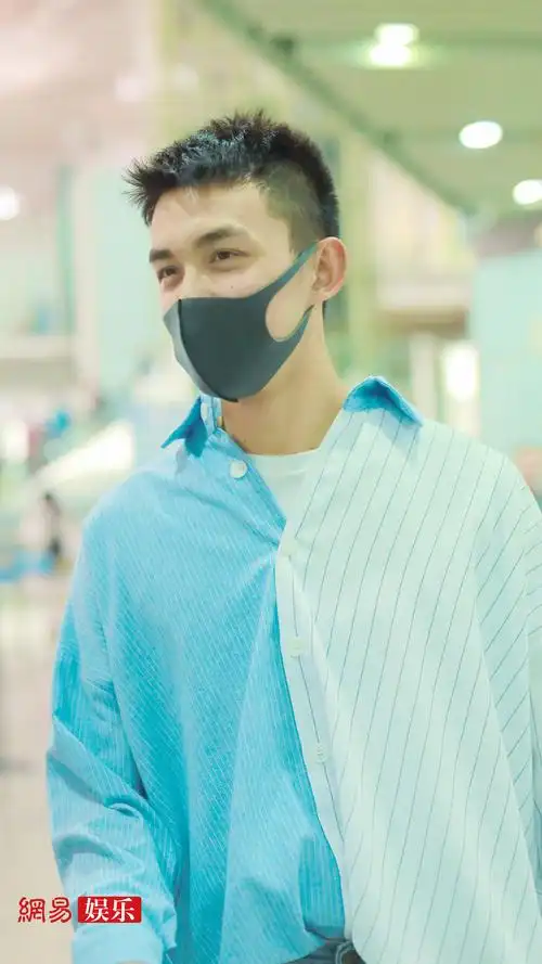 吴磊寸头造型亮相机场衬衫look清新自然