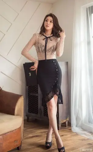 黑色性感蕾丝透视装迷人极品白领美女写真图片