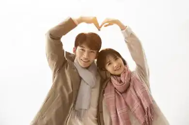 甜蜜的年轻情侣摆心型手势