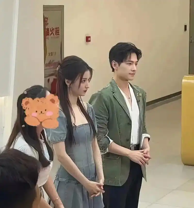 与杨洋地下恋情曝光引热议,王楚然穿露肩装拍广告身材凹凸有致 近日