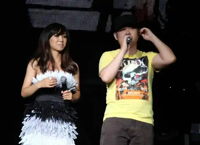 刀郎与他用心培养的女徒弟共同生活六年,成为家人_云朵_关系_秦望