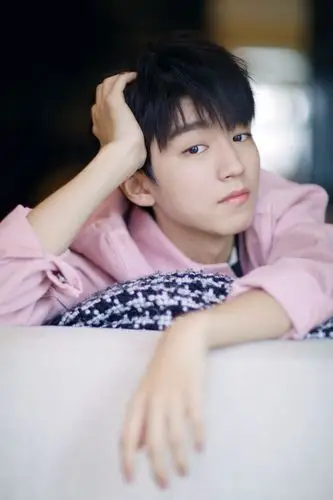 王俊凯卧床摆拍已经够诱惑了,加上大长腿就更帅了