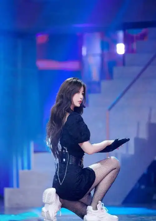 员红黑配现身,刘雨昕霸气许佳琪成腿精|许佳琪|刘雨昕|身材_新浪新闻