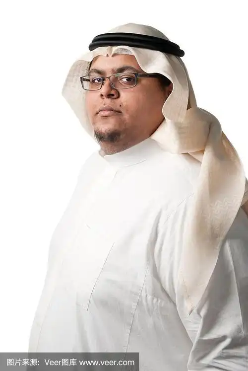 深色皮肤的沙特阿拉伯年轻人,穿着传统服装