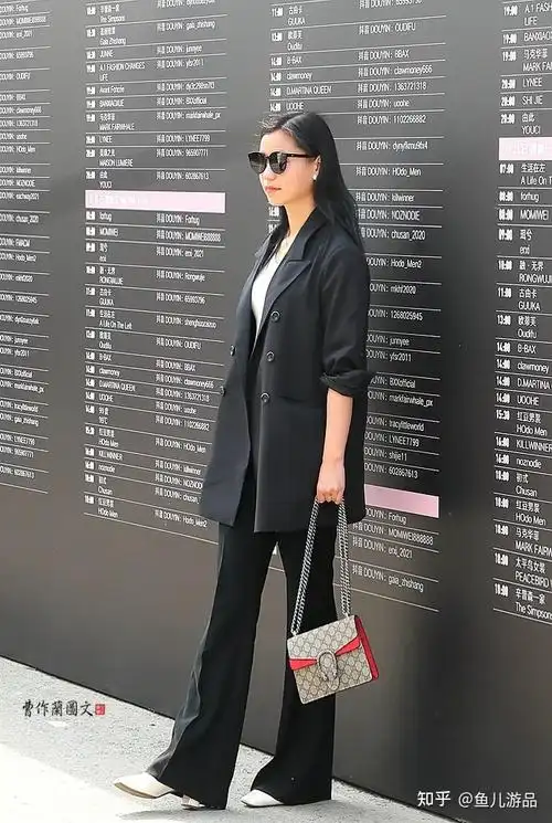 街拍西装美女年年穿年年有不同