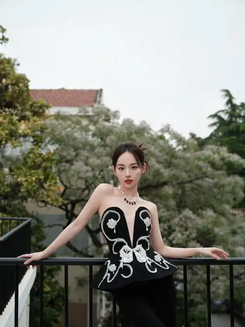 张嘉倪的锁骨#张嘉倪出席活动的造型每次都惊艳,这次参加品牌活动缮