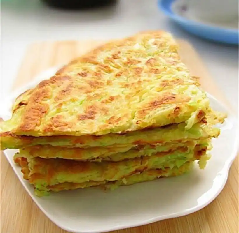 【西瓜皮鸡蛋饼】食材:西瓜皮250g,面粉320ml,鸡蛋3个,水适量,盐少许