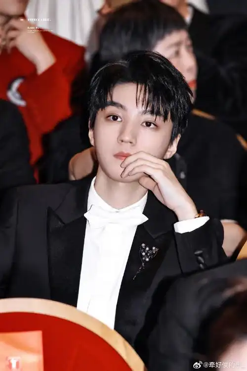 王俊凯电影刺猬##王俊凯西装配牛仔裤##王俊凯代言佳果源椰子水