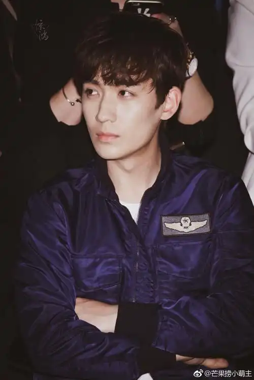 组图:朱一龙旧照少年感十足 引网友好奇龙哥这些年经历了什么