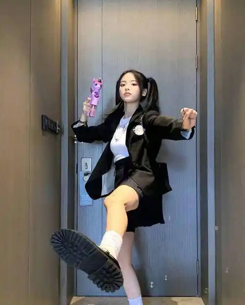 杨超越学院风造型,扎可爱双马尾穿日系jk裙,迈开腿的那刻无敌撩