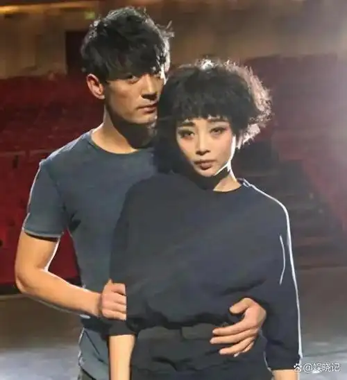 他是靳东同班同学娶过郝蕾爱过王珞丹负了殷桃后娶小10岁的她