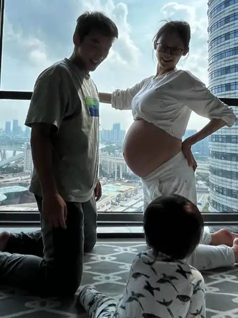 33岁苗苗顺利产子郑恺喜提小马甲六一晒比六小手太温馨