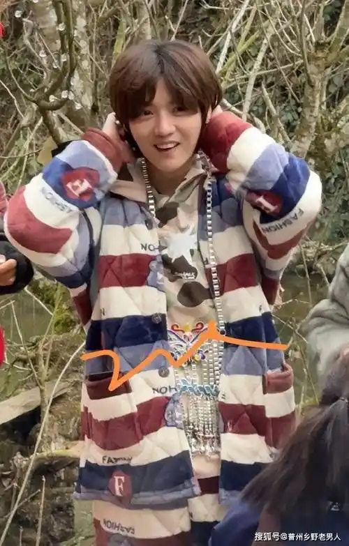 鹿晗《五哈4》赶集路透曝光 穿睡衣背背篓萌翻网友