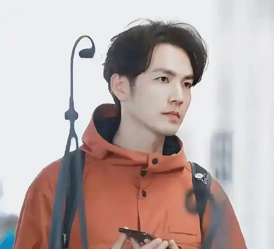 "不老男神"钟汉良曝近况,身形消瘦皱纹明显,打扮帅气似酷小伙_网友