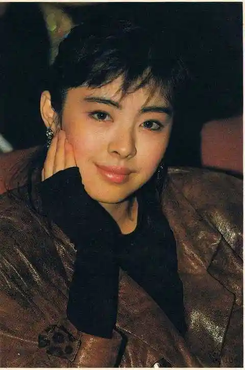 王祖贤晒素颜照54岁皮肤白嫩光滑不见岁月痕迹退圈17年洒脱肆意