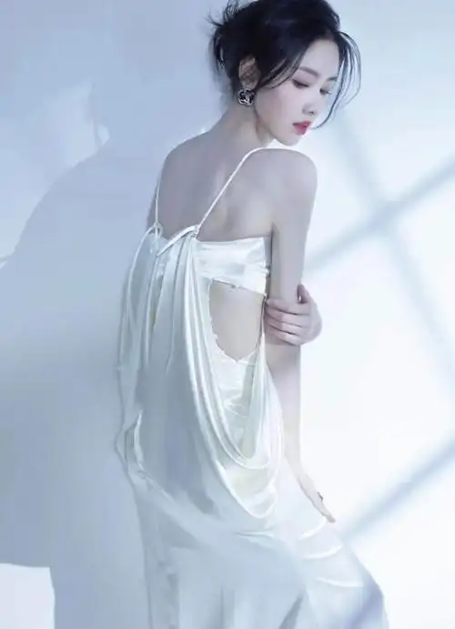 陈都灵穿白色抹胸长裙又美又温柔犹如魔鬼身材人瘦但很有韵味