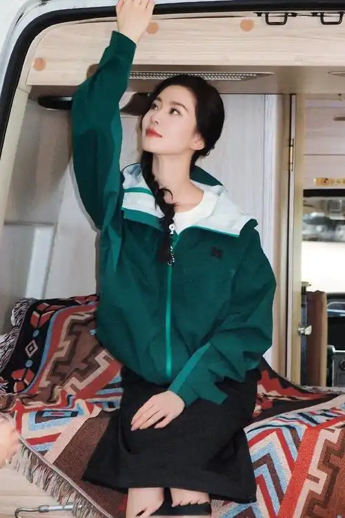 刘诗诗绿色户外运动穿搭露营,单麻花辫造型活泼休闲