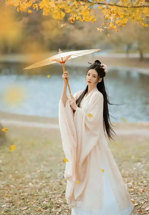 赵粤秋日银杏古风大片清冷系古风美人展现柔美气质