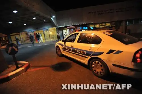 9月12日,一辆警车停在以色列总统佩雷斯发生短暂昏厥后入住的