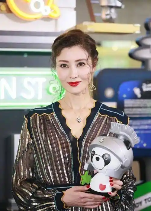 48岁李嘉欣美哭了,1万6的深v裙性感又迷人,吃了什么仙丹防腐剂_女神