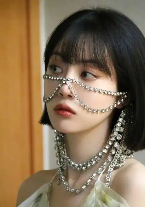 李溪芮最新杂志状态引发热议纷纷称赞其现在有松弛的美感