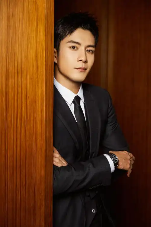 韩东君上海出席品牌活动 经典造型勾勒熟男魅力