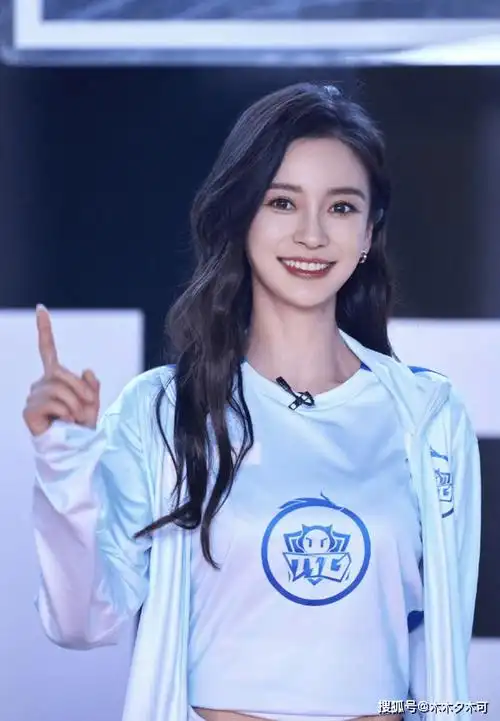 原创杨颖破罐子破摔了粉丝厚着脸皮求黄晓明称呼他为娱乐圈老好人