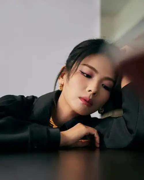 刘涛超话受邀亮相今晚#bv大秀#,黑色大衣配尖头高跟,金色配饰点缀细节