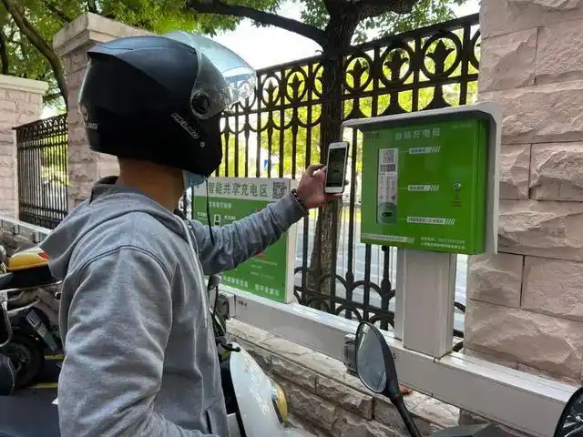 近年来,宝山区持续推进"住宅小区电动自行车充电设施"建设,越来越多的