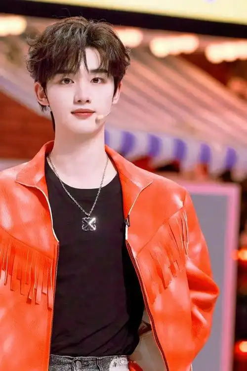 真的有被丁程鑫帅到好灵动的小狐狸实在是美得很他怎么穿什么颜色都