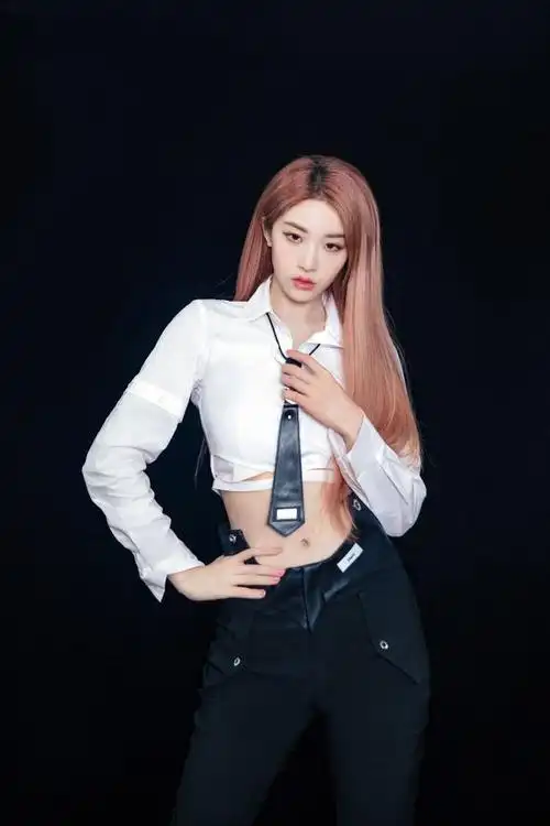 女团秋日风穿搭:the9喻言的酷飒风别具一格|the9|辣妹|短发|纹身_网易