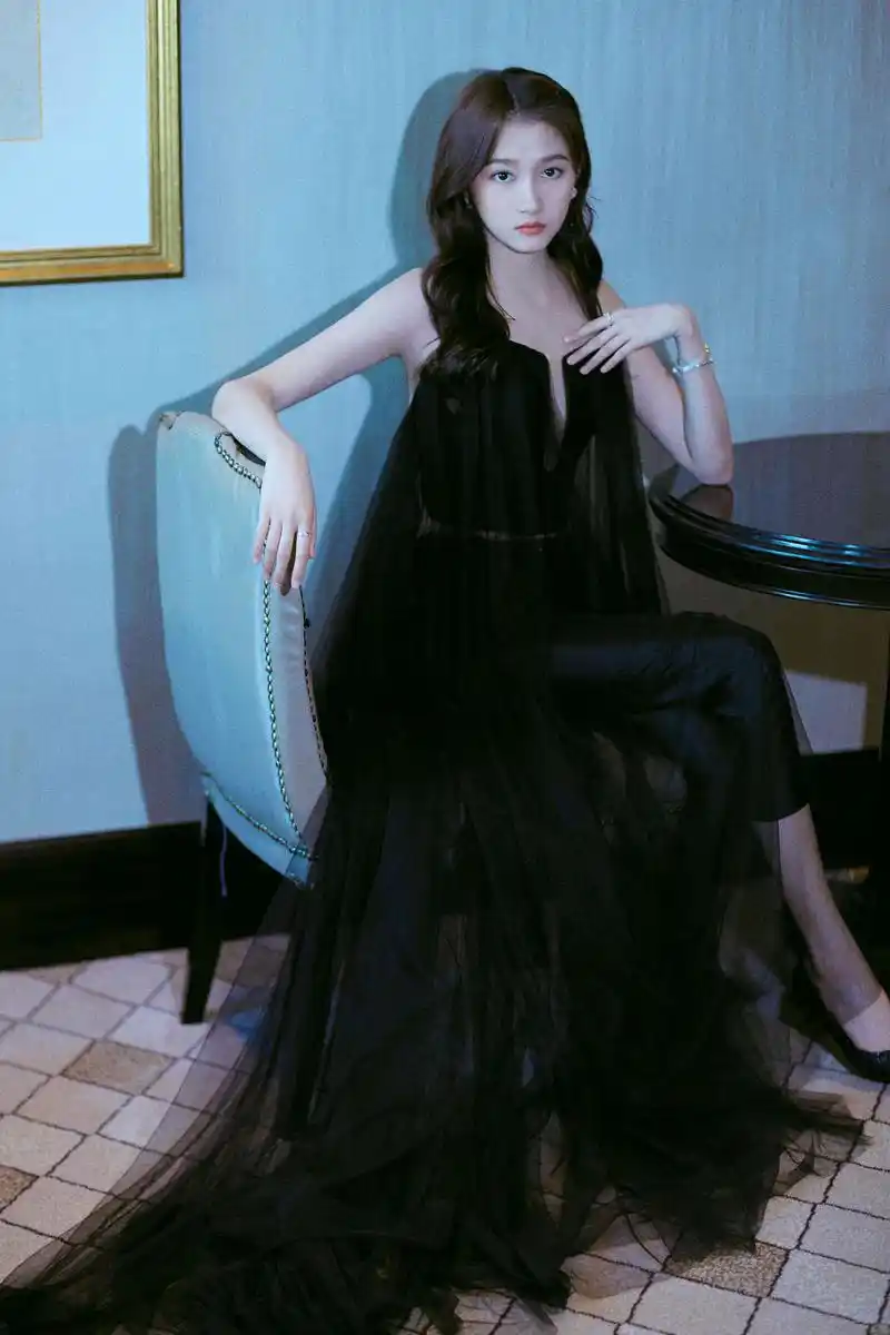 都市丽人品牌代言人关晓彤出席"都市丽人2019年秋冬新品发布会",黑色