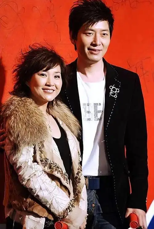 瞿颖泰国定居紧搂戴军头发花白疑住富人区豪宅52岁仍未婚