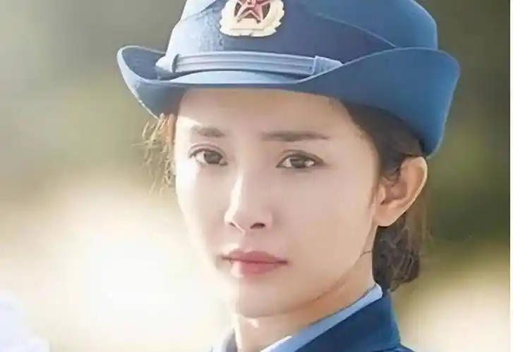 女明星"军装照":佟丽娅,赵丽颖精致可爱,杨幂惊艳_训练_军人_节目