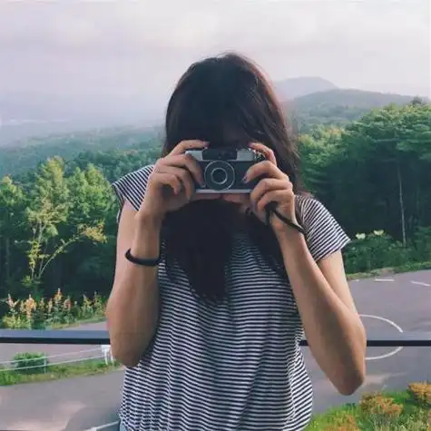 2022清新拿相机的女生头像,只要喜欢不需要解释