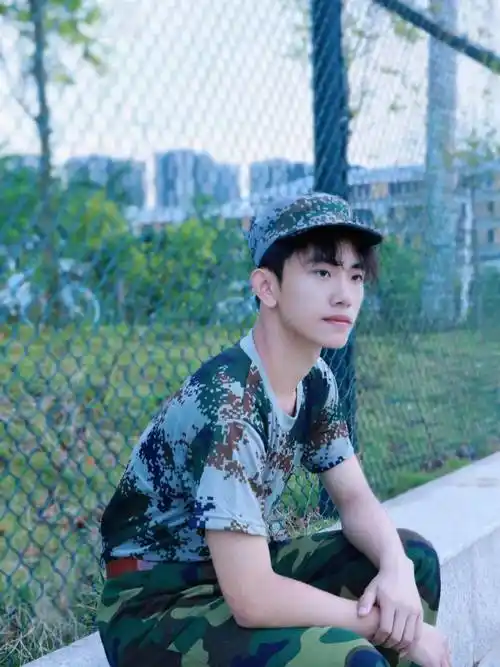 军训写真阳光照射迷彩少年演绎青春