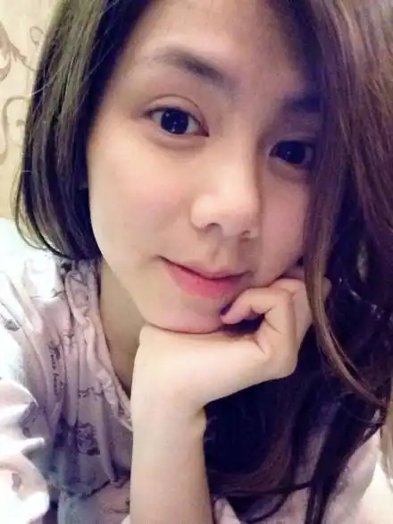 邓紫棋,晒素颜照曝光,被网友喷长得丑,整个人都变得不自信了