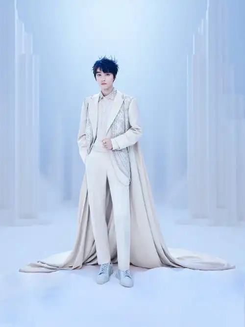 王俊凯斗篷造型##王俊凯白色斗篷大衣