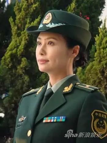 邓英捍卫军人荣誉再现缉毒女警风采