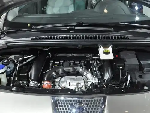 标致3008发动机舱动力上,标致3008采用1.