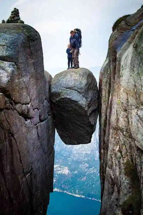 世界上最"惊人"的三块石头:屹立千年不倒,最怪的一块却在中国