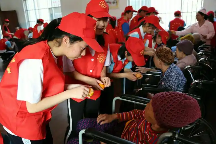 雷锋精神伴我行――德保三中师生前往养老院 开展看望慰问老人活动