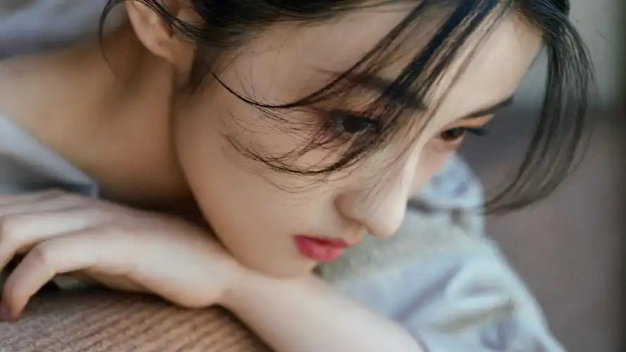 张子枫明星风尚壁纸1